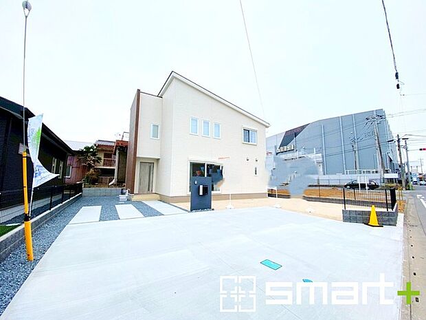 ~ゆとりあるカースペース~ ・セカンドカーや来客時にも困らないカースペース4台分。物置や駐輪スペースなどにも利用できますね。 ・カーポートなどのオプションもお気軽にご相談くださいませ。