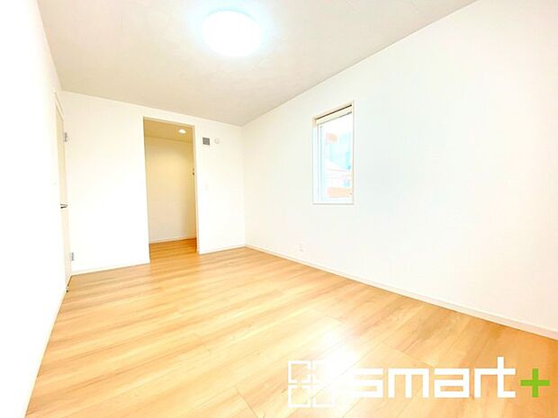 ~窓からはたっぷりの陽光~ ・ゆとりある広さの主寝室は7.5帖。ご夫婦やご兄弟でもゆったりお過ごしいただけます。 ・ウォークインクローゼット付で整理整頓しやすく、お部屋も広々使えます。