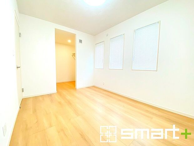 ~ウォークインクローゼットのあるお部屋~ ・人気のウォークインクローゼットをご用意。季節物や趣味の道具などもスッキリと収納が可能です。 ・最近流行りの収納術などもぜひご活用くださいませ。