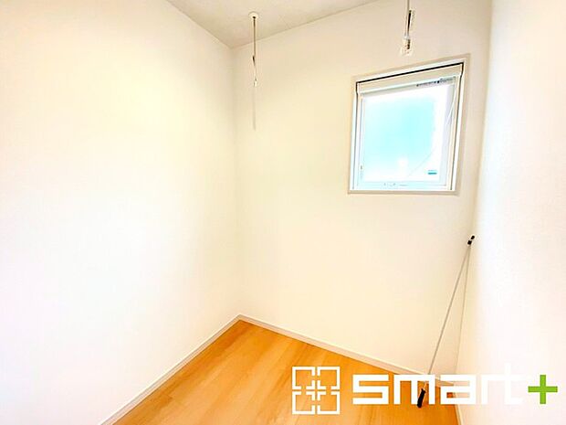 ~便利なランドリールーム~ ・家事のスペースや室内物干しなどにも便利なランドリールーム。 ・収納としてもお使いいただけます。