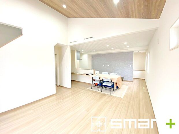 ~日当り良好のLDK~ ・穏やかな陽だまりに包まれる居心地の良いLDKは、ご家族が自然と集まる憩いのスペースに。 ・家事をしながらご家族との会話が楽しめる人気のカウンターキッチン。