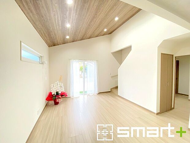 ~穏やかな陽の入るLDK~ ・大きな窓のあるLDKは陽当りも良好で明るい空間となっております。 ・ご家族団らんなど過ごす時間の多いLDKが明るいのは嬉しいポイントですね。