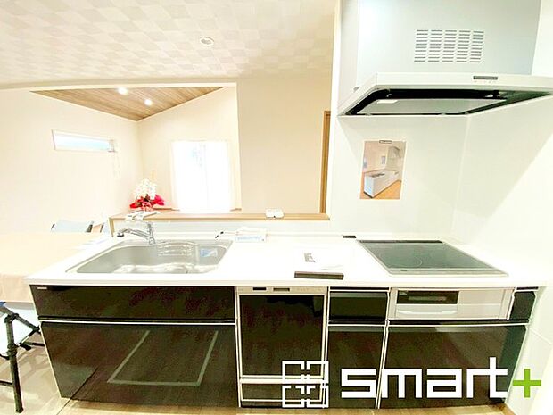 ~食器洗浄機を標準装備~ ・キッチンにはビルトインタイプの食器洗浄機を標準装備。 ・家事にかける時間を削減でき、「自分時間」を増やすことができる嬉しいアイテムです。