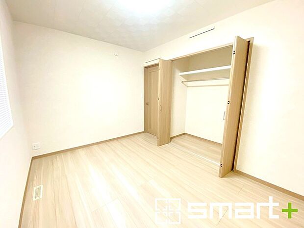 ～2面採光の明るいお部屋～ ・洋室は2面採光とする事で穏やかな陽の入る明るい空間となっております。 ・くつろぎのプライベート時間を明るい空間で穏やかにお過ごしいただけます。 
