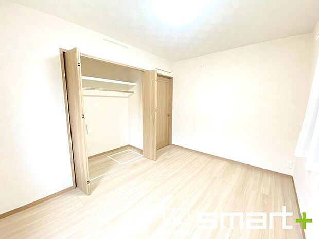 ~収納豊富な洋室~ ・各居室に備え付けの収納をご用意。タンスなどを置く場合と比べ出っ張らないので部屋の中を有効のご活用いただけます。 ・収納の広さなどぜひ現地でご確認くださいませ。