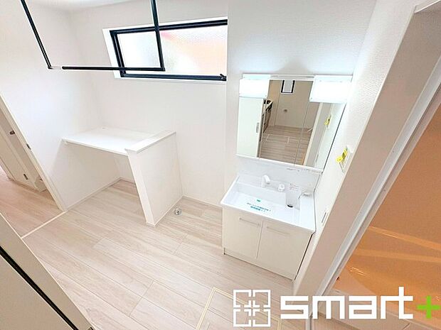 ~人気の三面鏡を採用~ ・洗面台は三面鏡仕様なので鏡の角度を変える事で頭の後ろの方までご確認可能です。 ・鏡の裏が収納になっておりますので、洗面台周りもスッキリと片付きます。