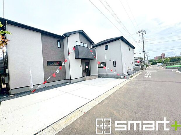 ~閑静な住宅街の立地~ ・周辺は閑静な住宅街となっておりますので、静かな暮らしをご実現いただけます。 ・前面道路の交通量も多くないので、小さなお子様がいるご家庭でもご安心ですね。