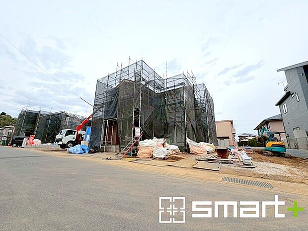 ~閑静な住宅街の立地~ ・周辺は閑静な住宅街となっておりますので、静かな暮らしをご実現いただけます。 ・前面道路の交通量も多くないので、小さなお子様がいるご家庭でもご安心ですね。