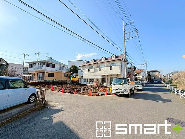 ~開放感ある角地のお住まい~ ・2方向が空く事で開放感のある角地に位置しております。 ・窮屈な感じが無く、ゆったりと暮らせるこの魅力をぜひ現地でご体感くださいませ。