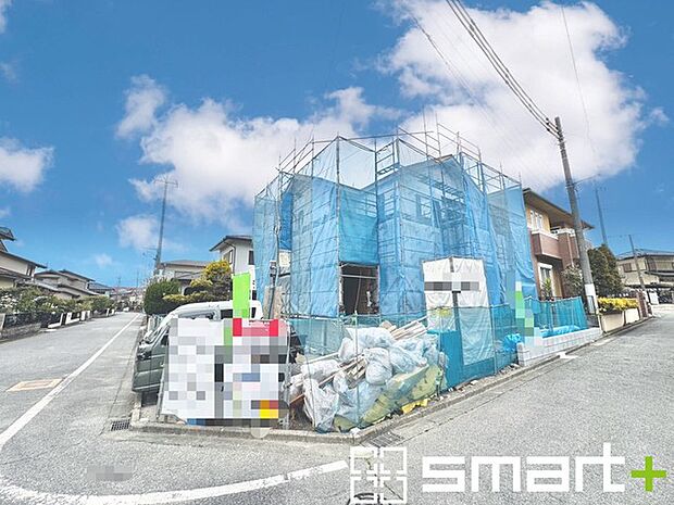 ~十分な広さのある前面道路~ ・前面道路は約5mございますので、お車でのすれ違いも楽々で余計なストレスがかかりません。 ・日々お車での移動が多い方には大切なポイントですね。