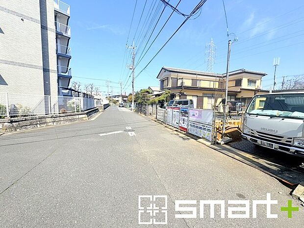 ~閑静な住宅街の立地~ ・周辺は閑静な住宅街となっておりますので、静かな暮らしをご実現いただけます。 ・前面道路の交通量も多くないので、小さなお子様がいるご家庭でもご安心ですね。