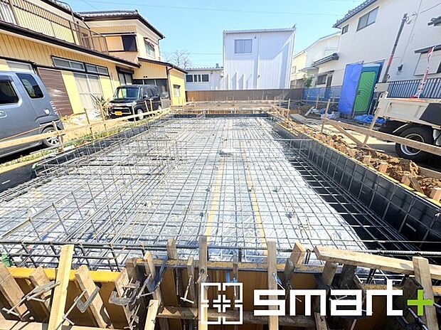 ～ベタ基礎でしっかりとした土台～ ・コンクリートの中に鉄筋を配し強度を高めた「ベタ基礎」を採用。 ・しっかりとした土台を造ったうえで、その上に建物が築造されていきます。 