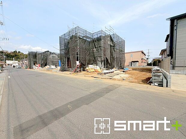 ～閑静な住宅街の立地～ ・周辺は閑静な住宅街となっておりますので、静かな暮らしをご実現いただけます。 ・前面道路の交通量も多くないので、小さなお子様がいるご家庭でもご安心ですね。 