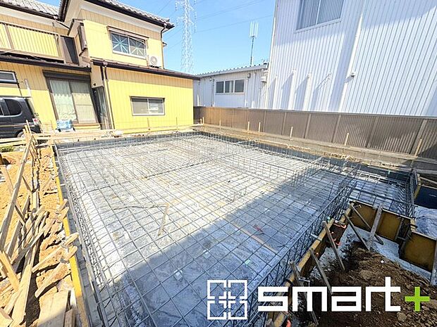 ~ベタ基礎でしっかりとした土台~ ・コンクリートの中に鉄筋を配し強度を高めた「ベタ基礎」を採用。 ・しっかりとした土台を造ったうえで、その上に建物が築造されていきます。