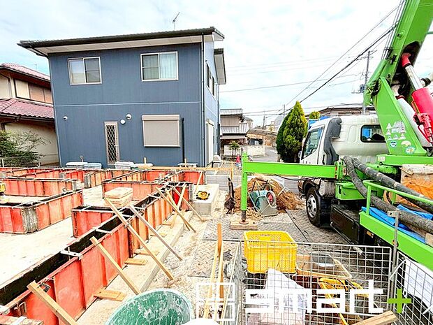 ~ベタ基礎でしっかりとした土台~ ・コンクリートの中に鉄筋を配し強度を高めた「ベタ基礎」を採用。 ・しっかりとした土台を造ったうえで、その上に建物が築造されていきます。