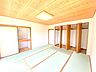 和室：～使い勝手の良い「和洋室」～ ・畳敷きに建具は洋風、というハイブリッド型の「和洋室」。和室と洋室の良い所を組み合わせたお部屋です。 ・やはり畳の香りは心が落ち着きますね。 