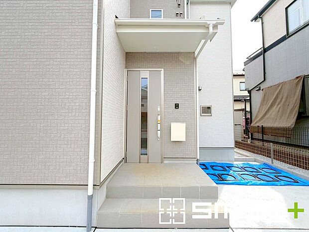 ~デザイン性に優れた玄関~ ・スタイリッシュな玄関ドアがオシャレに見せてくれますね。 ・今では当たり前になってきたモニター付きのインターフォンも付いております。