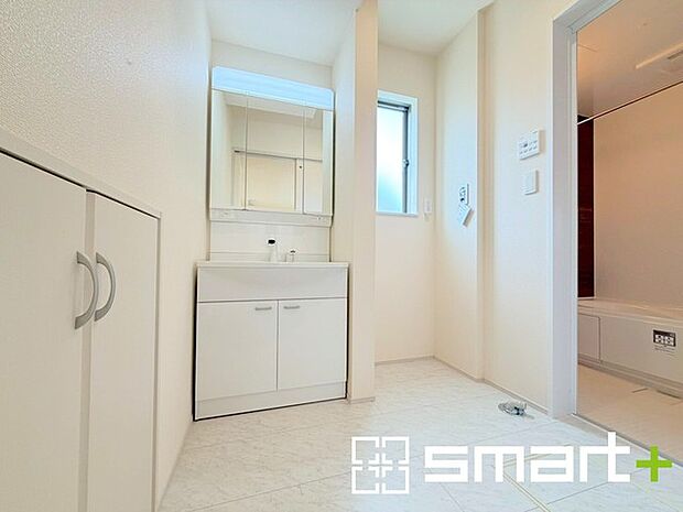 ~明るい洗面スペース~ ・窓から明るい陽が入り、気持ちよく朝の支度ができますね。 ・使い勝手の良い三面鏡タイプのシャワー付き洗面化粧台。鏡の裏に収納があるので洗面台周りもスッキリ。