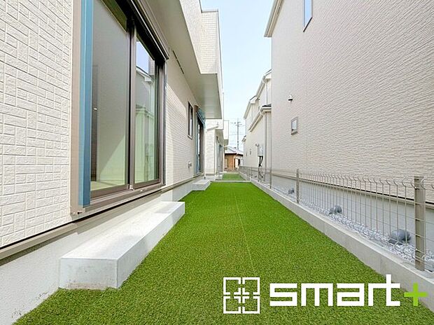 ~人工芝のある綺麗なお庭~ ・標準で人工芝を敷設しておりますので、見た目にも綺麗なお庭となっております。 ・人工芝の場合雑草が生えてこず、管理が楽なのも嬉しいポイントです。