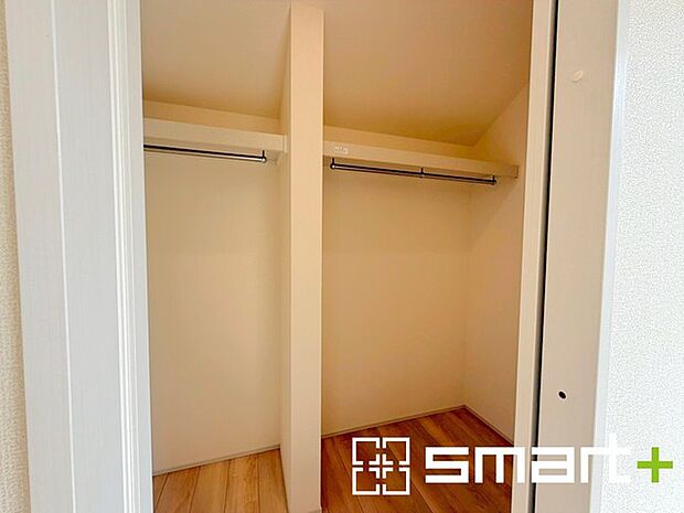 ~ウォークインクローゼット~ ・衣類をハンガーに掛けたまま収納できるウォークインクローゼットは重宝しますね。 ・季節ものや小物類なども整理整頓しやすく生活空間が広がります。