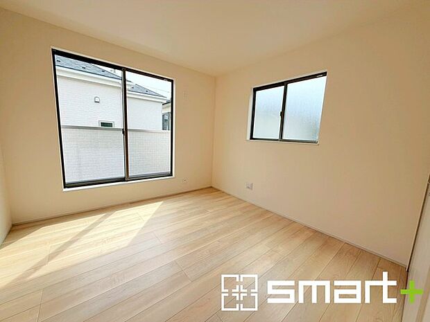 ~2面採光の明るいお部屋~ ・洋室は2面採光とする事で穏やかな陽の入る明るい空間となっております。 ・くつろぎのプライベート時間を明るい空間で穏やかにお過ごしいただけます。