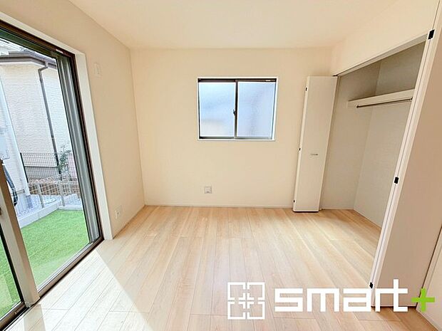 ~リビング横の洋室~ ・お子様のプレイルームやお昼寝、趣味のお部屋など、用途様々な1階洋室。 ・寝室はもちろん、玄関からも直接出入り可能なのでゲストルームにも利用できますね。