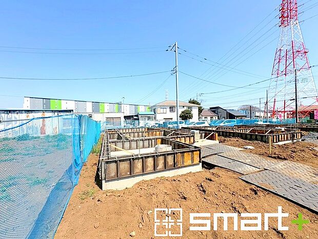 ~ベタ基礎でしっかりとした土台~ ・コンクリートの中に鉄筋を配し強度を高めた「ベタ基礎」を採用。 ・しっかりとした土台を造ったうえで、その上に建物が築造されていきます。