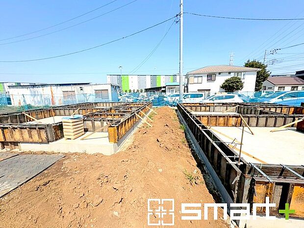 ～閑静な住宅街の立地～ ・周辺は閑静な住宅街となっておりますので、静かな暮らしをご実現いただけます。 ・前面道路の交通量も多くないので、小さなお子様がいるご家庭でもご安心ですね。