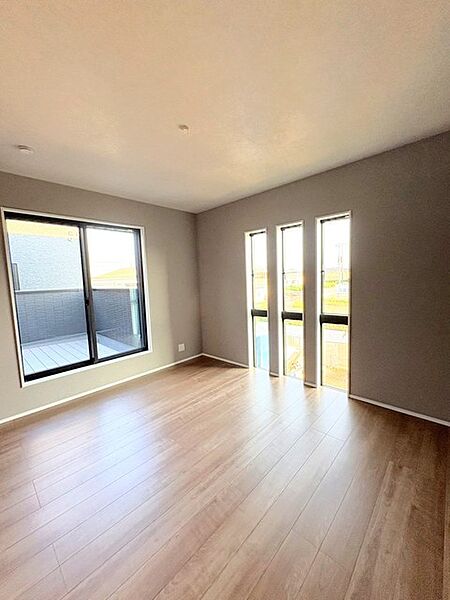 ～2面採光の明るいお部屋～ ・洋室は2面採光とする事で穏やかな陽の入る明るい空間となっております。 ・くつろぎのプライベート時間を明るい空間で穏やかにお過ごしいただけます。