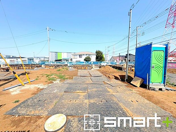 ~ベタ基礎でしっかりとした土台~ ・コンクリートの中に鉄筋を配し強度を高めた「ベタ基礎」を採用。 ・しっかりとした土台を造ったうえで、その上に建物が築造されていきます。