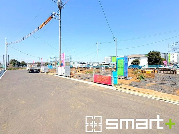 ～閑静な住宅街の立地～ ・周辺は閑静な住宅街となっておりますので、静かな暮らしをご実現いただけます。 ・前面道路の交通量も多くないので、小さなお子様がいるご家庭でもご安心ですね。