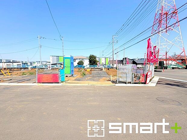 ~閑静な住宅街の立地~ ・周辺は閑静な住宅街となっておりますので、静かな暮らしをご実現いただけます。 ・前面道路の交通量も多くないので、小さなお子様がいるご家庭でもご安心ですね。