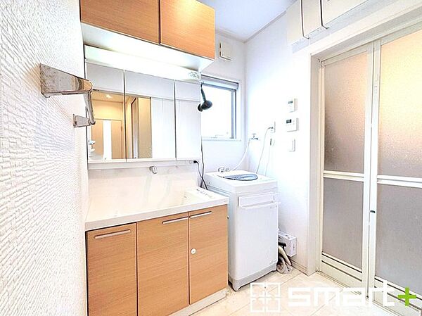 ～シャワー付き洗面台を採用～ ・洗面台の蛇口がホースで伸びシャワーとしてご利用可能。 ・朝の寝ぐせ直しなどにシャワーを使いたい時、洗面台の掃除をする際にも便利にお使いいただけますよ。