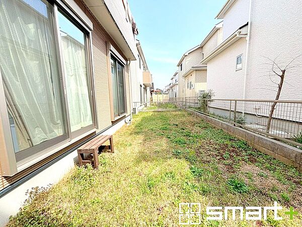 ～広々したお庭のある邸宅～ ・余裕の敷地には広いお庭もご用意。 ・ガーデニングや安らぎの空間として、倉庫を置いたりと様々な活用が可能です。 ・人工芝の敷設などもお気軽にご相談くださいませ。