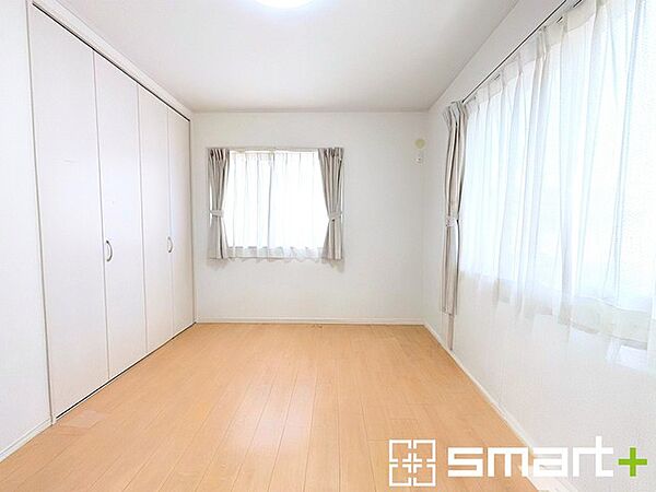 ～自然な風合いの洋室～ ・ナチュラルな色彩で纏められた洋室は家具のコーディネートもしやすくなっております。 ・どんな家具にするか考えるだけでも楽しくなってきますね。