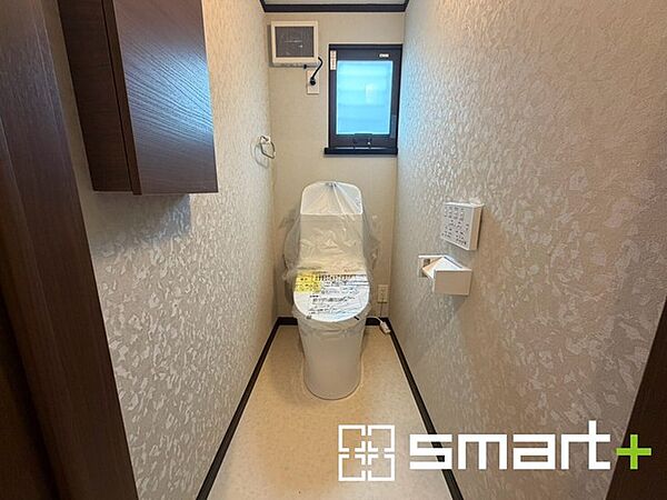 ～新品交換済みのトイレ～ ・温水洗浄機能付きに新品交換済みなので快適ですね。 ・トイレットペーパーや掃除用具などもしまえる収納付き。