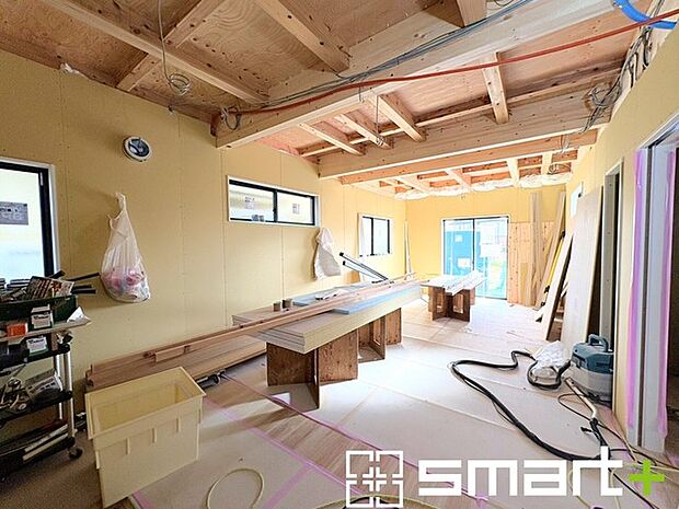 ～穏やかな陽の入るＬＤＫ～ ・大きな窓のあるＬＤＫは陽当りも良好で明るい空間となっております。 ・ご家族団らんなど過ごす時間の多いＬＤＫが明るいのは嬉しいポイントですね。 