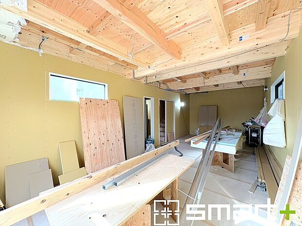 ~折り上げ天井のあるLDK~ ・一部天井を高くする折り上げ天井を配する事で縦への空間が生まれ、開放感のある広々とした仕様に。 ・ぜひ現地でその魅力をご体感くださいませ。