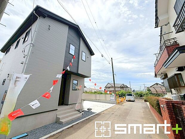 ～十分な広さのある前面道路～ ・前面道路は約4ｍございますので、お車でのすれ違いも可能で余計なストレスがかかりません。 ・日々お車での移動が多い方には大切なポイントですね。 