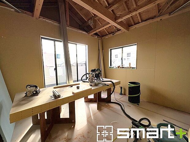 ~ベタ基礎でしっかりとした土台~ ・コンクリートの中に鉄筋を配し強度を高めた「ベタ基礎」を採用。 ・しっかりとした土台を造ったうえで、その上に建物が築造されていきます。