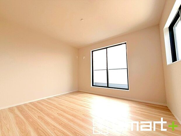 ～2面採光の明るいお部屋～ ・洋室は2面採光とする事で穏やかな陽の入る明るい空間となっております。 ・くつろぎのプライベート時間を明るい空間で穏やかにお過ごしいただけます。 