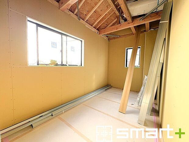 ~2面採光の明るいお部屋~ ・洋室は2面採光とする事で穏やかな陽の入る明るい空間となっております。 ・くつろぎのプライベート時間を明るい空間で穏やかにお過ごしいただけます。