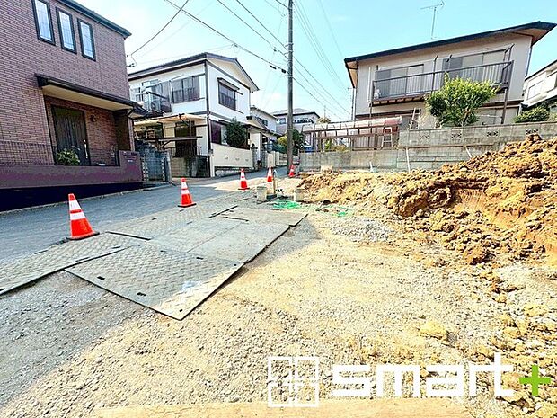 ~ベタ基礎でしっかりとした土台~ ・コンクリートの中に鉄筋を配し強度を高めた「ベタ基礎」を採用。 ・しっかりとした土台を造ったうえで、その上に建物が築造されていきます。