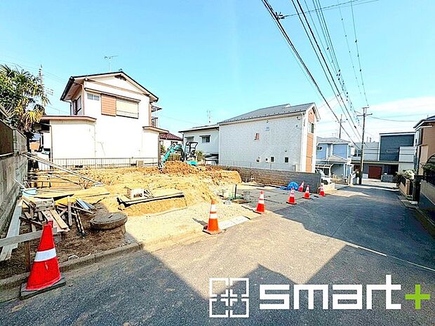 ～閑静な住宅街の立地～ ・周辺は閑静な住宅街となっておりますので、静かな暮らしをご実現いただけます。 ・前面道路の交通量も多くないので、小さなお子様がいるご家庭でもご安心ですね。 