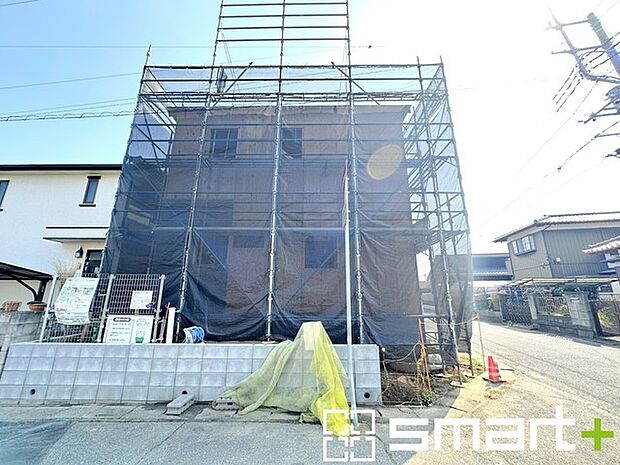 ~ベタ基礎でしっかりとした土台~ ・コンクリートの中に鉄筋を配し強度を高めた「ベタ基礎」を採用。 ・しっかりとした土台を造ったうえで、その上に建物が築造されていきます。