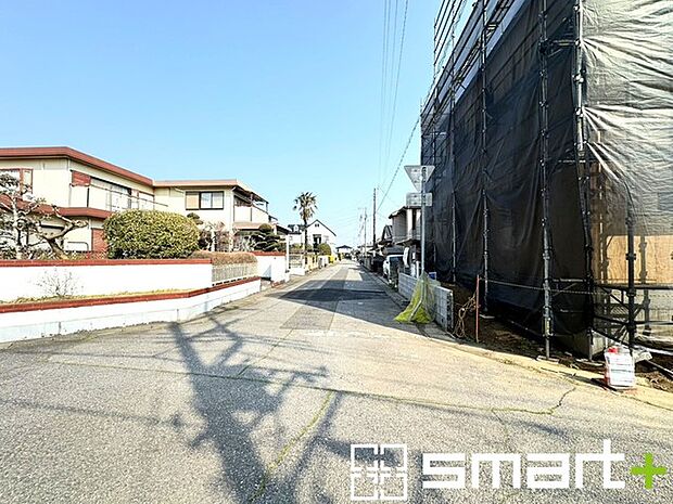 ~開放感ある角地のお住まい~ ・2方向が空く事で開放感のある角地に位置しております。 ・窮屈な感じが無く、ゆったりと暮らせるこの魅力をぜひ現地でご体感くださいませ。