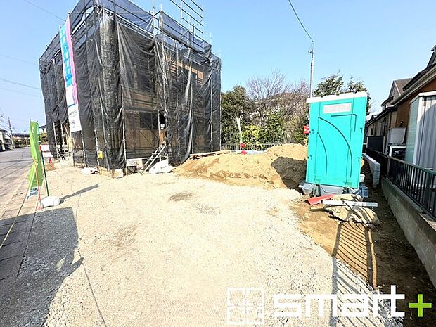 ~ゆとりあるカースペース~ ・セカンドカーや来客時にも困らないカースペース3台分は並列駐車可能でお車の出し入れもラクラク。 ・カーポートなどのオプションもお気軽にご相談くださいませ。