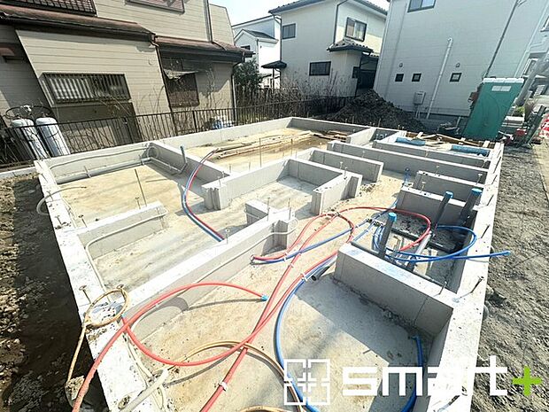 ～ベタ基礎でしっかりとした土台～ ・コンクリートの中に鉄筋を配し強度を高めた「ベタ基礎」を採用。 ・しっかりとした土台を造ったうえで、その上に建物が築造されていきます。 