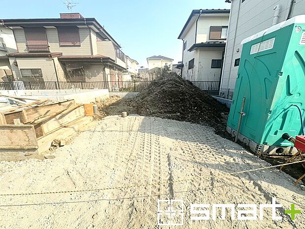 ~ゆとりあるカースペース~ ・セカンドカーや来客時にも困らないカースペース2台分は並列駐車可能でお車の出し入れもラクラク。 ・カーポートなどのオプションもお気軽にご相談くださいませ。