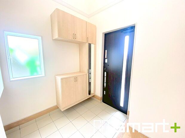 ～吹抜けのある玄関～ ・玄関に吹抜けを設ける事で縦への開放感が広がります。 ・暗くなりがちな玄関も穏やかな陽が入り明るくなるので、帰宅した際の気分が違いますね。 